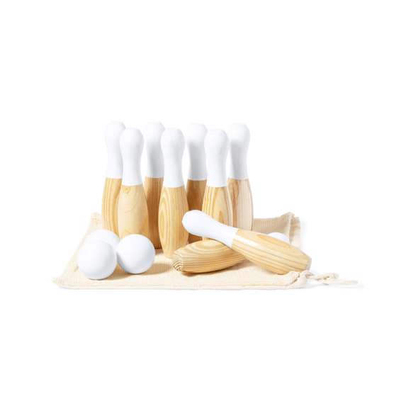 Juego de bolos fabricados en resistente madera natural de pino, con parte superior de cada bolo lacada en blanco. Set de 9 bolos y 3 bolas de color blanco, en bolsa de transporte 100% algodón, con cordón de cierre a juego. Presentación en caja individual de diseño kraft, con manual de instrucciones en español e inglés.
