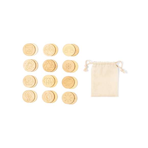 Juego de concienciación ecológica fabricado en madera. Set de 24 piezas en bolsa de transporte 100% algodón con cordones de cierre a juego.