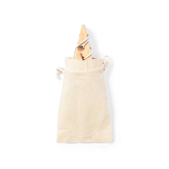 Juego de habilidad fabricado en resistente madera de pino natural y en bolsa de transporte 100% algodón con cordones de cierre.