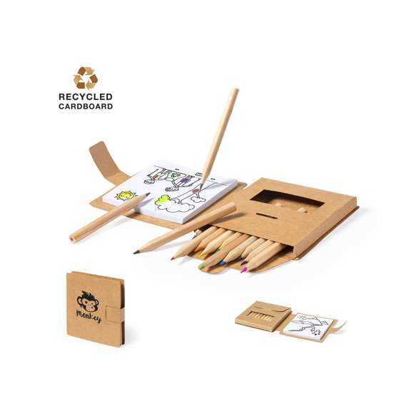 Set para colorear de línea nature fabricado en cartón reciclado y con cinta de cierre en solapa. Incluye: Bloc de 36 hojas con dibujos de naturaleza para colorearCaja de 12 lápices de madera con minas en multitud de colores.