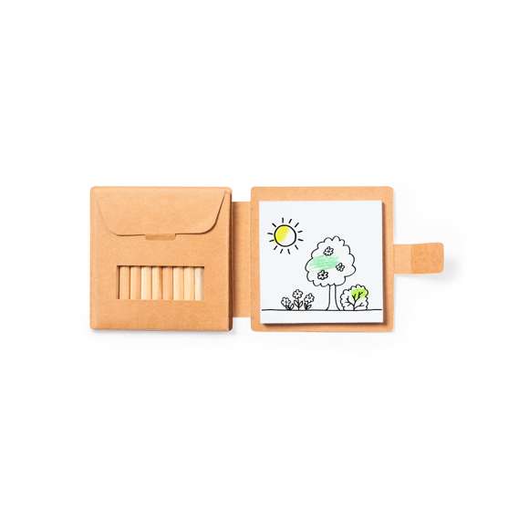 Set para colorear de línea nature fabricado en cartón reciclado y con cinta de cierre en solapa. Incluye: Bloc de 36 hojas con dibujos de naturaleza para colorearCaja de 12 lápices de madera con minas en multitud de colores.