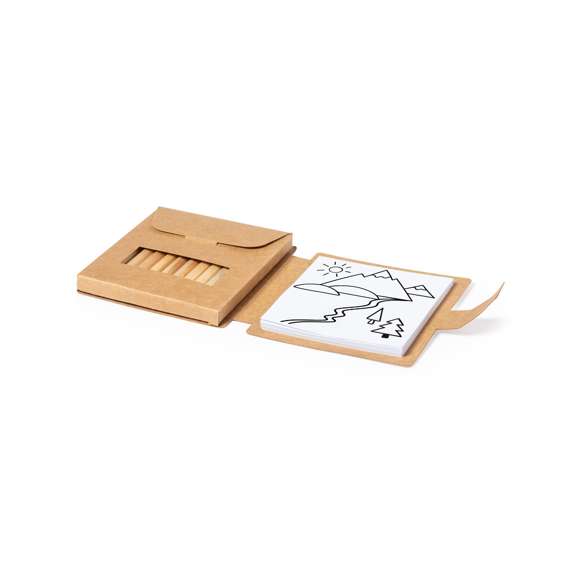 Set para colorear de línea nature fabricado en cartón reciclado y con cinta de cierre en solapa. Incluye: Bloc de 36 hojas con dibujos de naturaleza para colorearCaja de 12 lápices de madera con minas en multitud de colores.