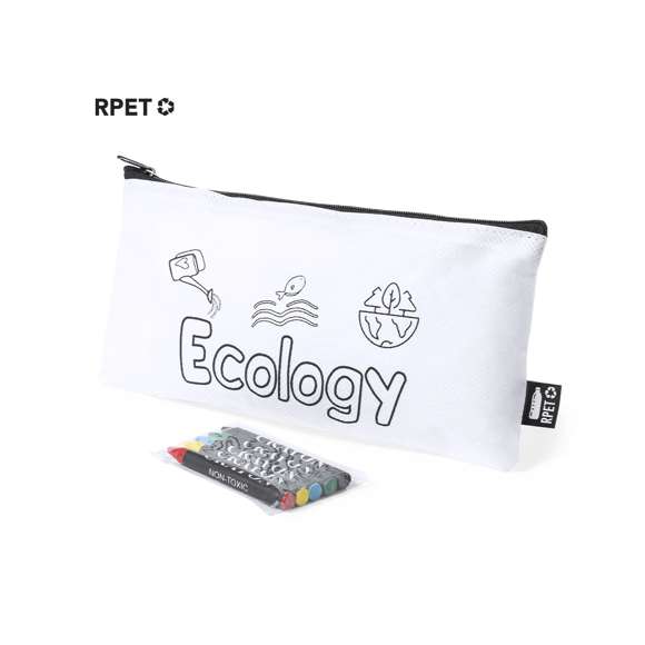 Estuche fabricado en non-woven RPET de color blanco, con cierre de cremallera y tirador metálico. Especialmente diseñado para colorear con ceras. Incluye 5 ceras en variados colores y distintivo RPET en etiqueta exterior.