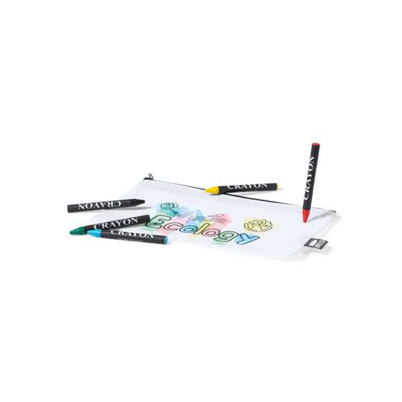 Estuche fabricado en non-woven RPET de color blanco, con cierre de cremallera y tirador metálico. Especialmente diseñado para colorear con ceras. Incluye 5 ceras en variados colores y distintivo RPET en etiqueta exterior.