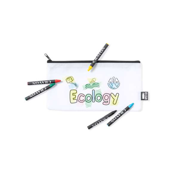 Estuche fabricado en non-woven RPET de color blanco, con cierre de cremallera y tirador metálico. Especialmente diseñado para colorear con ceras. Incluye 5 ceras en variados colores y distintivo RPET en etiqueta exterior.