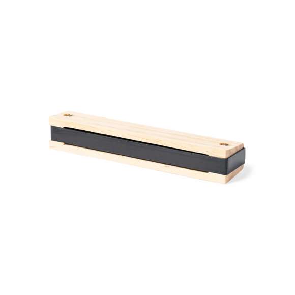 Armónica con tapas fabricadas en resistente madera natural de pino. Funda de presentación a juego con cordones de cierre.