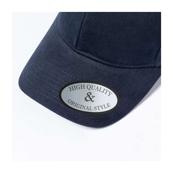 Gorra cerrada de 6 paneles de alta calidad y estilo original, fabricada en resistente combinación de algodón peinado y spandex. Con cómoda cinta interior elástica de suave ajuste en la cabeza y orificios de ventilación bordados. Disponible en variada gama de colores y en tallas S-M L-XL.