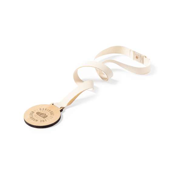 Medalla de línea nature fabricada en madera natural. Cordón fabricado en 100% algodón, con cierre de seguridad de fibra de trigo en el cuello.