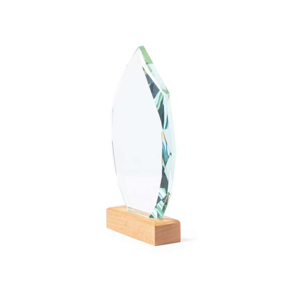 Placa conmemorativa fabricada en cristal grueso y resistente, con base en madera natural. Presentada en estuche de protección kraft, con cierre magnético y espuma interior.