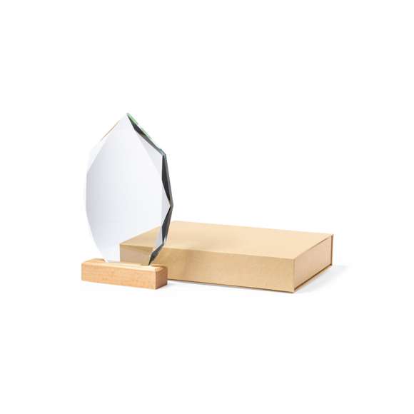 Placa conmemorativa fabricada en cristal grueso y resistente, con base en madera natural. Presentada en estuche de protección kraft, con cierre magnético y espuma interior.