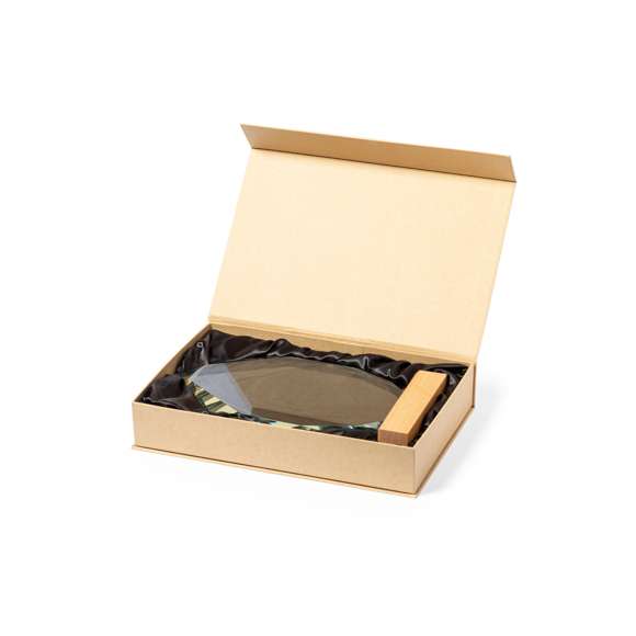 Placa conmemorativa fabricada en cristal grueso y resistente, con base en madera natural. Presentada en estuche de protección kraft, con cierre magnético y espuma interior.