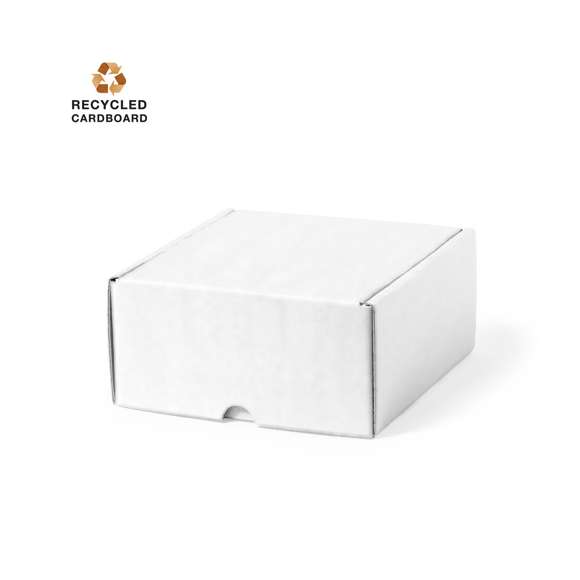 Caja de presentación tamaño S, fabricada en cartón reciclado corrugado y acabado blanco. En línea con la tendencia del mercado hacia la sostenibilidad integral del regalo, ofreciendo soluciones de origen reciclado con el fin de ayudar a la mejora y conservación de nuestro planeta.