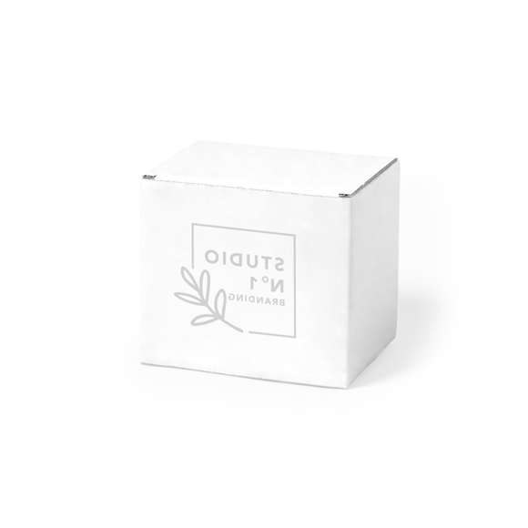 Caja de presentación especialmente diseñada para tazas. Tamaño 12x10,6x9 cm y fabricada en cartón reciclado corrugado de acabado blanco. En línea con la tendencia del mercado hacia la sostenibilidad integral del regalo, ofreciendo soluciones de origen reciclado con el fin de ayudar a la mejora y conservación de nuestro planeta.