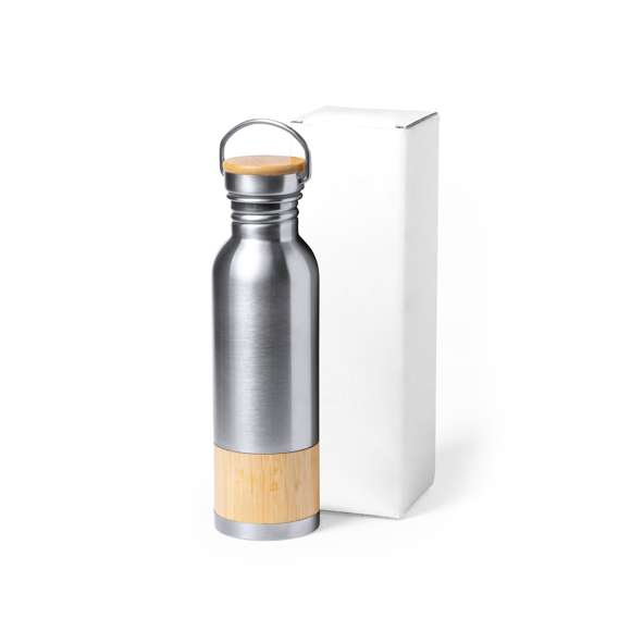 Caja de presentación especialmente diseñada para bidones. Tamaño 8x26,7x8 cm y fabricada en cartón reciclado corrugado de acabado blanco. En línea con la tendencia del mercado hacia la sostenibilidad integral del regalo, ofreciendo soluciones de origen reciclado con el fin de ayudar a la mejora y conservación de nuestro planeta.