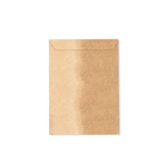 Bolsa de presentación de línea nature fabricada en papel reciclado kraft. Formato 25 x 32 cm + 2 cm de solapa. En línea con la tendencia del mercado hacia la sostenibilidad integral del regalo, ofreciendo soluciones de origen reciclado con el fin de ayudar a la mejora y conservación de nuestro planeta.