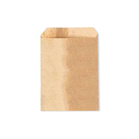 Bolsa de presentación de línea nature fabricada en papel reciclado kraft. Formato 25 x 32 cm + 2 cm de solapa. En línea con la tendencia del mercado hacia la sostenibilidad integral del regalo, ofreciendo soluciones de origen reciclado con el fin de ayudar a la mejora y conservación de nuestro planeta.