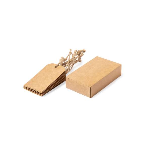 Set de 10 etiquetas de presentación, fabricadas en cartón reciclado kraft con cordón de Yute. Formato 5 x 9 cm y presentadas en caja individual de cartón reciclado kraft. En línea con la tendencia del mercado hacia la sostenibilidad integral del regalo, ofreciendo soluciones de origen reciclado con el fin de ayudar a la mejora y conservación de nuestro planeta.