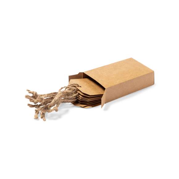 Set de 10 etiquetas de presentación, fabricadas en cartón reciclado kraft con cordón de Yute. Formato 5 x 9 cm y presentadas en caja individual de cartón reciclado kraft. En línea con la tendencia del mercado hacia la sostenibilidad integral del regalo, ofreciendo soluciones de origen reciclado con el fin de ayudar a la mejora y conservación de nuestro planeta.