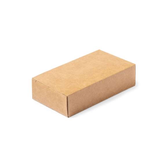 Set de 10 etiquetas de presentación, fabricadas en cartón reciclado kraft con cordón de Yute. Formato 5 x 9 cm y presentadas en caja individual de cartón reciclado kraft. En línea con la tendencia del mercado hacia la sostenibilidad integral del regalo, ofreciendo soluciones de origen reciclado con el fin de ayudar a la mejora y conservación de nuestro planeta.
