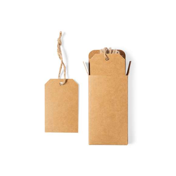 Set de 10 etiquetas de presentación, fabricadas en cartón reciclado kraft con cordón de Yute. Formato 5 x 9 cm y presentadas en caja individual de cartón reciclado kraft. En línea con la tendencia del mercado hacia la sostenibilidad integral del regalo, ofreciendo soluciones de origen reciclado con el fin de ayudar a la mejora y conservación de nuestro planeta.