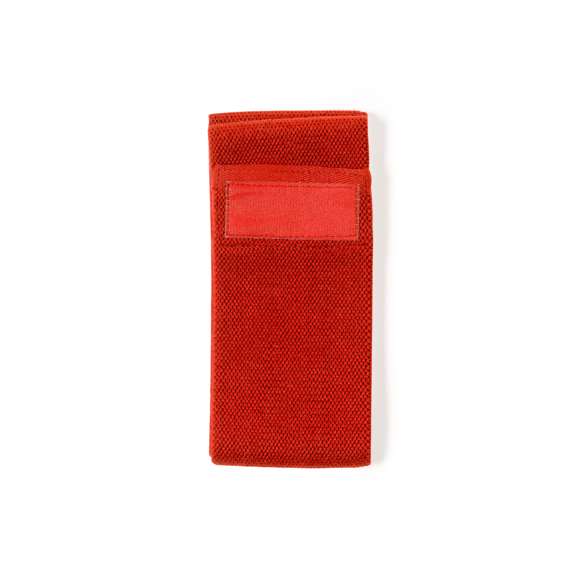 Goma elástica para fitness. Fabricada en combinación de poliéster y latex de alta calidad. De resistencia media y disponible en variada gama de colores. Presentación en funda de redecilla con cierre de cordón y ajustador. Incluido manual de instrucciones en español e inglés.