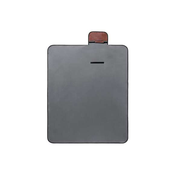 Manta de picnic premium fabricada en resistente poliéster RPET de 160g/m2 y acabado en gris. Plegable y con cierre de velcro  solapa y asa en cuero reciclado con ribetes reforzados. En tamaño 120x150 cm, con base aislante en PEVA y lado para sentarse de agradable tacto. De fácil plegado y tamaño compacto, con distintivo cuero reciclado en la solapa. El material RPET se elabora a partir de plástico reciclado, para así fomentar la reutilización de residuos plásticos y ayudar a la sostenibilidad del planeta.El cuero reciclado rescata las fibras desechadas en los procesos de fabricación del cuero, minimizando el desperdicio de material, contribuyendo a reducir el impacto ambiental y manteniendo a la vez sus propiedades originales.