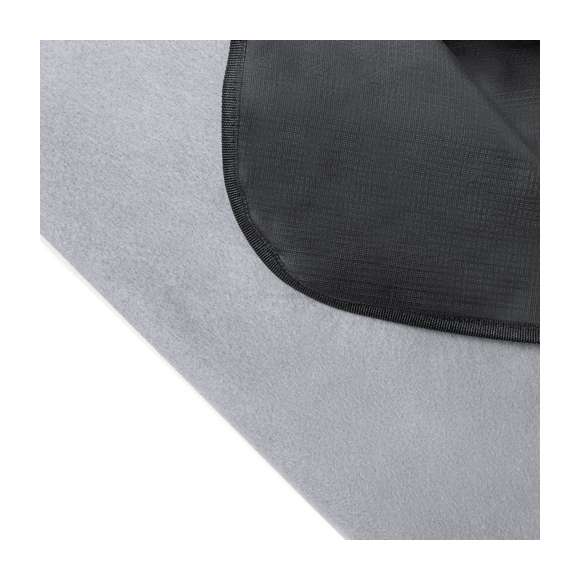 Manta de picnic premium fabricada en resistente poliéster RPET de 160g/m2 y acabado en gris. Plegable y con cierre de velcro  solapa y asa en cuero reciclado con ribetes reforzados. En tamaño 120x150 cm, con base aislante en PEVA y lado para sentarse de agradable tacto. De fácil plegado y tamaño compacto, con distintivo cuero reciclado en la solapa. El material RPET se elabora a partir de plástico reciclado, para así fomentar la reutilización de residuos plásticos y ayudar a la sostenibilidad del planeta.El cuero reciclado rescata las fibras desechadas en los procesos de fabricación del cuero, minimizando el desperdicio de material, contribuyendo a reducir el impacto ambiental y manteniendo a la vez sus propiedades originales.