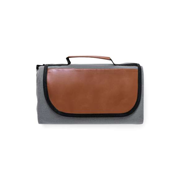 Manta de picnic premium fabricada en resistente poliéster RPET de 160g/m2 y acabado en gris. Plegable y con cierre de velcro  solapa y asa en cuero reciclado con ribetes reforzados. En tamaño 120x150 cm, con base aislante en PEVA y lado para sentarse de agradable tacto. De fácil plegado y tamaño compacto, con distintivo cuero reciclado en la solapa. El material RPET se elabora a partir de plástico reciclado, para así fomentar la reutilización de residuos plásticos y ayudar a la sostenibilidad del planeta.El cuero reciclado rescata las fibras desechadas en los procesos de fabricación del cuero, minimizando el desperdicio de material, contribuyendo a reducir el impacto ambiental y manteniendo a la vez sus propiedades originales.