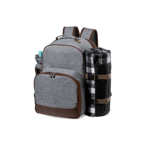 Mochila nevera para picnic de 4 servicios y con multitud de complementos, fabricada en resistente 600D RPET. Acabado en color gris, con detalles en marrón asa de transporte y cintas para hombros acolchadas y ajustables. Compartimento principal con cierre de cremallera y tiradores metálicos. Interior isotermo en PEVA y etiqueta exterior con distintivo RPET. Incluye:  4 tazas en acero inox. 4 cucharas, 4 cuchillos y 4 tenedores en acero inox con mango en PP blanco. 1 cuchillo de untar en acero inox con mango en PP blanco 4 platos en PP blanco de 23 cm de diámetro. 4 servilletas en tela de 30 x 30 cm. Con diseño retro en patrón a cuadros y en combinación tonos negros, grises y blancos. Sacacorchos abridor en acero inox con mango en PP blanco. Salero y pimentero transparentes con tapón en PP blanco. Tabla de corte y presentación en madera, tamaño 15x15 cm. Bolsa plegable interior. Botellero térmico a juego en lateral izquierdo, fabricado en RPET y extraíble mediante cierres de hebilla. Manta de picnic de calidad premium lateral derecho, con cierres ajustables de hebilla. Medidas 120x150cm, con lado para sentarse en patrón tartán bicolor de agradable tacto. Base aislante en resistente PEVA. De fácil plegado y de tamaño compacto, incluye asa de transporte y solapa con cierre de velcro.  El material RPET se elabora a partir de plástico reciclado, para así fomentar la reutilización de residuos plásticos y ayudar a la sostenibilidad del planeta.