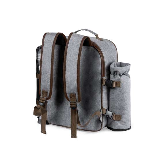 Mochila nevera para picnic de 4 servicios y con multitud de complementos, fabricada en resistente 600D RPET. Acabado en color gris, con detalles en marrón asa de transporte y cintas para hombros acolchadas y ajustables. Compartimento principal con cierre de cremallera y tiradores metálicos. Interior isotermo en PEVA y etiqueta exterior con distintivo RPET. Incluye:  4 tazas en acero inox. 4 cucharas, 4 cuchillos y 4 tenedores en acero inox con mango en PP blanco. 1 cuchillo de untar en acero inox con mango en PP blanco 4 platos en PP blanco de 23 cm de diámetro. 4 servilletas en tela de 30 x 30 cm. Con diseño retro en patrón a cuadros y en combinación tonos negros, grises y blancos. Sacacorchos abridor en acero inox con mango en PP blanco. Salero y pimentero transparentes con tapón en PP blanco. Tabla de corte y presentación en madera, tamaño 15x15 cm. Bolsa plegable interior. Botellero térmico a juego en lateral izquierdo, fabricado en RPET y extraíble mediante cierres de hebilla. Manta de picnic de calidad premium lateral derecho, con cierres ajustables de hebilla. Medidas 120x150cm, con lado para sentarse en patrón tartán bicolor de agradable tacto. Base aislante en resistente PEVA. De fácil plegado y de tamaño compacto, incluye asa de transporte y solapa con cierre de velcro.  El material RPET se elabora a partir de plástico reciclado, para así fomentar la reutilización de residuos plásticos y ayudar a la sostenibilidad del planeta.