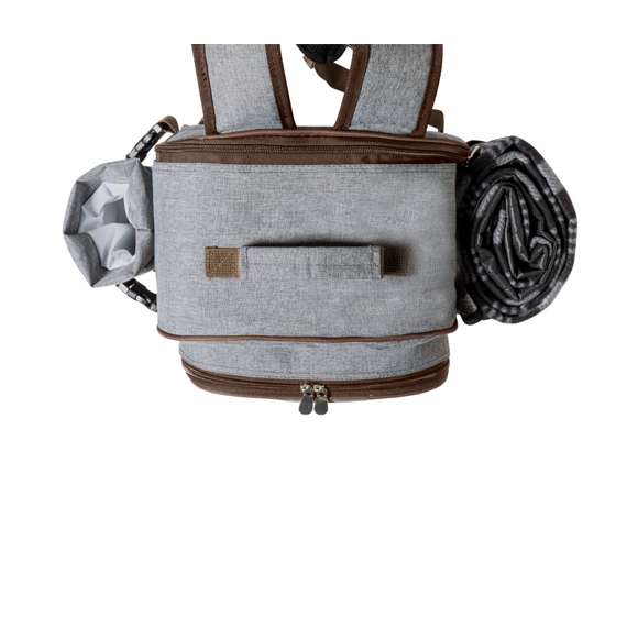 Mochila nevera para picnic de 4 servicios y con multitud de complementos, fabricada en resistente 600D RPET. Acabado en color gris, con detalles en marrón asa de transporte y cintas para hombros acolchadas y ajustables. Compartimento principal con cierre de cremallera y tiradores metálicos. Interior isotermo en PEVA y etiqueta exterior con distintivo RPET. Incluye:  4 tazas en acero inox. 4 cucharas, 4 cuchillos y 4 tenedores en acero inox con mango en PP blanco. 1 cuchillo de untar en acero inox con mango en PP blanco 4 platos en PP blanco de 23 cm de diámetro. 4 servilletas en tela de 30 x 30 cm. Con diseño retro en patrón a cuadros y en combinación tonos negros, grises y blancos. Sacacorchos abridor en acero inox con mango en PP blanco. Salero y pimentero transparentes con tapón en PP blanco. Tabla de corte y presentación en madera, tamaño 15x15 cm. Bolsa plegable interior. Botellero térmico a juego en lateral izquierdo, fabricado en RPET y extraíble mediante cierres de hebilla. Manta de picnic de calidad premium lateral derecho, con cierres ajustables de hebilla. Medidas 120x150cm, con lado para sentarse en patrón tartán bicolor de agradable tacto. Base aislante en resistente PEVA. De fácil plegado y de tamaño compacto, incluye asa de transporte y solapa con cierre de velcro.  El material RPET se elabora a partir de plástico reciclado, para así fomentar la reutilización de residuos plásticos y ayudar a la sostenibilidad del planeta.