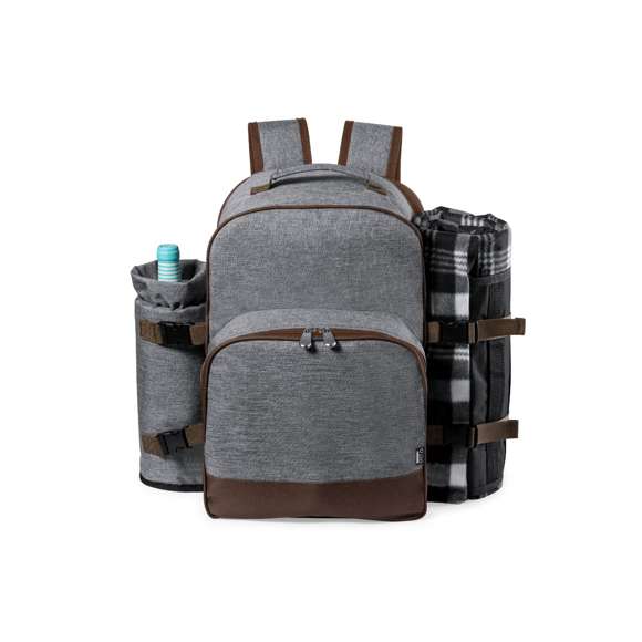 Mochila nevera para picnic de 4 servicios y con multitud de complementos, fabricada en resistente 600D RPET. Acabado en color gris, con detalles en marrón asa de transporte y cintas para hombros acolchadas y ajustables. Compartimento principal con cierre de cremallera y tiradores metálicos. Interior isotermo en PEVA y etiqueta exterior con distintivo RPET. Incluye:  4 tazas en acero inox. 4 cucharas, 4 cuchillos y 4 tenedores en acero inox con mango en PP blanco. 1 cuchillo de untar en acero inox con mango en PP blanco 4 platos en PP blanco de 23 cm de diámetro. 4 servilletas en tela de 30 x 30 cm. Con diseño retro en patrón a cuadros y en combinación tonos negros, grises y blancos. Sacacorchos abridor en acero inox con mango en PP blanco. Salero y pimentero transparentes con tapón en PP blanco. Tabla de corte y presentación en madera, tamaño 15x15 cm. Bolsa plegable interior. Botellero térmico a juego en lateral izquierdo, fabricado en RPET y extraíble mediante cierres de hebilla. Manta de picnic de calidad premium lateral derecho, con cierres ajustables de hebilla. Medidas 120x150cm, con lado para sentarse en patrón tartán bicolor de agradable tacto. Base aislante en resistente PEVA. De fácil plegado y de tamaño compacto, incluye asa de transporte y solapa con cierre de velcro.  El material RPET se elabora a partir de plástico reciclado, para así fomentar la reutilización de residuos plásticos y ayudar a la sostenibilidad del planeta.