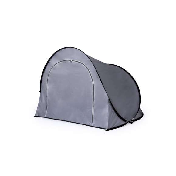Tienda de campaña automontable, solo hay que sacarla de la funda y se despliega automáticamente. Fabricada en resistente poliéster RPET, con estructura metálica y detalles en color negro. Amplia puerta de entrada, con cierre de cremallera de doble tirador interior y exterior. Ventana en parte posterior con mosquitera, cierre de velcro y cortina enrollable con cordón y cinta de sujeción. Ideal para 2 personas y de fácil plegado. Presentada en funda a juego, con distintivo RPET en etiqueta exterior.El material RPET se elabora a partir de plástico reciclado, para así fomentar la reutilización de residuos plásticos y ayudar a la sostenibilidad del planeta.