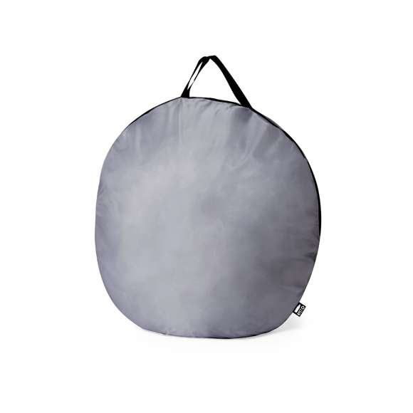 Tienda de campaña automontable, solo hay que sacarla de la funda y se despliega automáticamente. Fabricada en resistente poliéster RPET, con estructura metálica y detalles en color negro. Amplia puerta de entrada, con cierre de cremallera de doble tirador interior y exterior. Ventana en parte posterior con mosquitera, cierre de velcro y cortina enrollable con cordón y cinta de sujeción. Ideal para 2 personas y de fácil plegado. Presentada en funda a juego, con distintivo RPET en etiqueta exterior.El material RPET se elabora a partir de plástico reciclado, para así fomentar la reutilización de residuos plásticos y ayudar a la sostenibilidad del planeta.