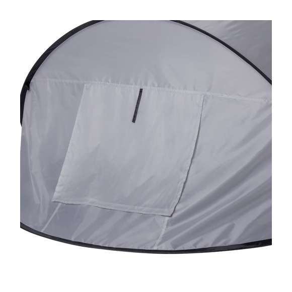 Tienda de campaña automontable, solo hay que sacarla de la funda y se despliega automáticamente. Fabricada en resistente poliéster RPET, con estructura metálica y detalles en color negro. Amplia puerta de entrada, con cierre de cremallera de doble tirador interior y exterior. Ventana en parte posterior con mosquitera, cierre de velcro y cortina enrollable con cordón y cinta de sujeción. Ideal para 2 personas y de fácil plegado. Presentada en funda a juego, con distintivo RPET en etiqueta exterior.El material RPET se elabora a partir de plástico reciclado, para así fomentar la reutilización de residuos plásticos y ayudar a la sostenibilidad del planeta.
