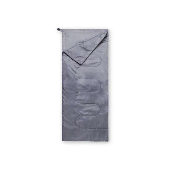  	Saco de dormir fabricado en resistente poliéster RPET 190T de agradable y cálido tacto, en color gris. Con grueso acolchado interior y cierre de cremallera de apertura total  con doble tirador interior y exterior. Funda a juego en RPET, con cierre de cordón, ajustador y etiqueta exterior con distintivo RPET. 	 	El material RPET se elabora a partir de plástico reciclado, para así fomentar la reutilización de residuos plásticos y ayudar a la sostenibilidad del planeta.