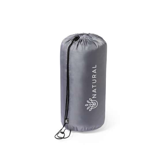  	Saco de dormir fabricado en resistente poliéster RPET 190T de agradable y cálido tacto, en color gris. Con grueso acolchado interior y cierre de cremallera de apertura total  con doble tirador interior y exterior. Funda a juego en RPET, con cierre de cordón, ajustador y etiqueta exterior con distintivo RPET. 	 	El material RPET se elabora a partir de plástico reciclado, para así fomentar la reutilización de residuos plásticos y ayudar a la sostenibilidad del planeta.