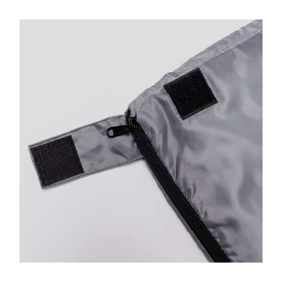  	Saco de dormir fabricado en resistente poliéster RPET 190T de agradable y cálido tacto, en color gris. Con grueso acolchado interior y cierre de cremallera de apertura total  con doble tirador interior y exterior. Funda a juego en RPET, con cierre de cordón, ajustador y etiqueta exterior con distintivo RPET. 	 	El material RPET se elabora a partir de plástico reciclado, para así fomentar la reutilización de residuos plásticos y ayudar a la sostenibilidad del planeta.