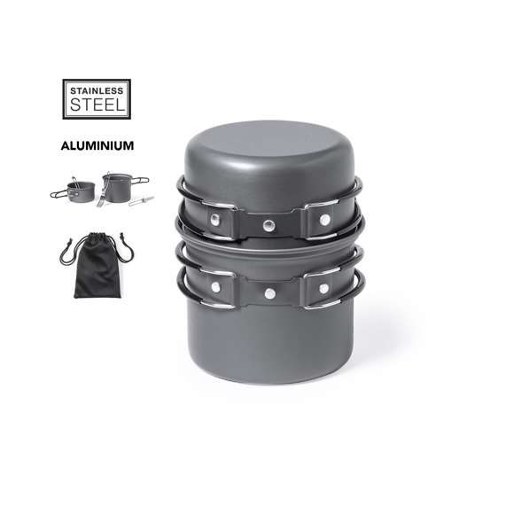 Completo set de menaje para camping de tamaño ultra compacto. Presentado en resistente funda de RPET con cierre de cordón, accesorio de ajuste y etiqueta exterior con distintivo RPET. Contenido:1 olla de aluminio acabado gris mate. 800 ml de capacidad  13 cm de diámetro x 10 cm de alto. Asas plegables con protección antiquemaduras.1 olla de aluminio acabado gris mate. 600 ml de capacidad  12 cm de diámetro x 6,5 cm de alto. Asas plegables con protección antiquemaduras.Cuchara, cuchillo y tenedor plegables fabricados en acero inox. Con mango troquelado y cierres de seguridad. Presentados en funda individual de RPET con cordones de cierre. El material RPET de las fundas se elabora a partir de plástico reciclado, para así fomentar la reutilización de residuos plásticos y ayudar a la sostenibilidad del planeta.