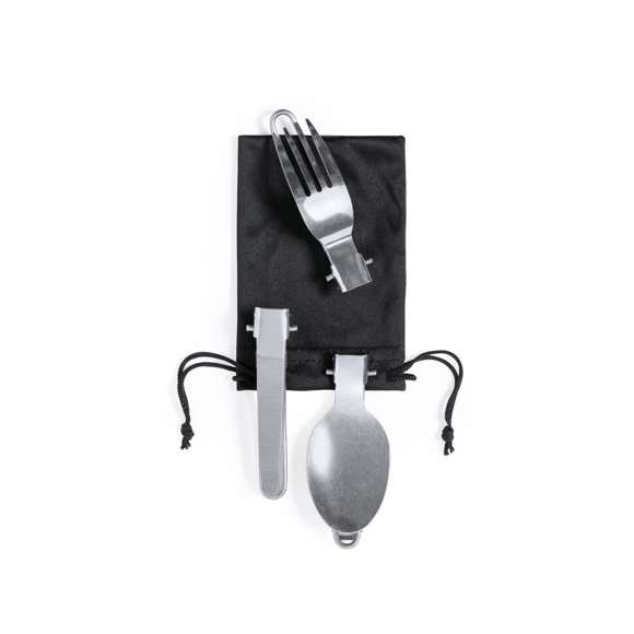 Completo set de menaje para camping de tamaño ultra compacto. Presentado en resistente funda de RPET con cierre de cordón, accesorio de ajuste y etiqueta exterior con distintivo RPET. Contenido:1 olla de aluminio acabado gris mate. 800 ml de capacidad  13 cm de diámetro x 10 cm de alto. Asas plegables con protección antiquemaduras.1 olla de aluminio acabado gris mate. 600 ml de capacidad  12 cm de diámetro x 6,5 cm de alto. Asas plegables con protección antiquemaduras.Cuchara, cuchillo y tenedor plegables fabricados en acero inox. Con mango troquelado y cierres de seguridad. Presentados en funda individual de RPET con cordones de cierre. El material RPET de las fundas se elabora a partir de plástico reciclado, para así fomentar la reutilización de residuos plásticos y ayudar a la sostenibilidad del planeta.