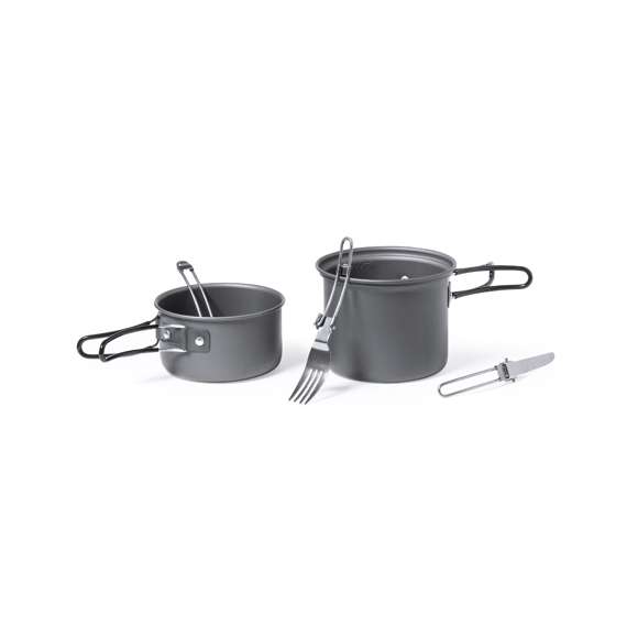 Completo set de menaje para camping de tamaño ultra compacto. Presentado en resistente funda de RPET con cierre de cordón, accesorio de ajuste y etiqueta exterior con distintivo RPET. Contenido:1 olla de aluminio acabado gris mate. 800 ml de capacidad  13 cm de diámetro x 10 cm de alto. Asas plegables con protección antiquemaduras.1 olla de aluminio acabado gris mate. 600 ml de capacidad  12 cm de diámetro x 6,5 cm de alto. Asas plegables con protección antiquemaduras.Cuchara, cuchillo y tenedor plegables fabricados en acero inox. Con mango troquelado y cierres de seguridad. Presentados en funda individual de RPET con cordones de cierre. El material RPET de las fundas se elabora a partir de plástico reciclado, para así fomentar la reutilización de residuos plásticos y ayudar a la sostenibilidad del planeta.
