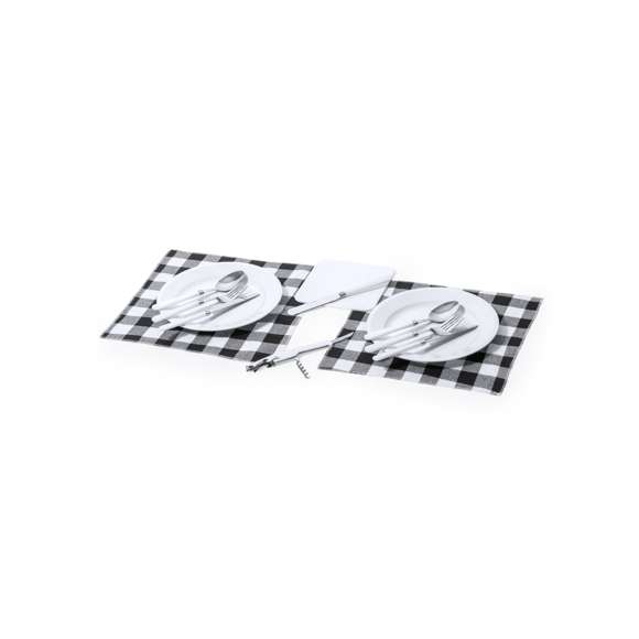 Original set de picnic de 2 servicios. Presentado en resistente funda 600D RPET, con cierre de cremallera, asa de transporte y etiqueta exterior con distintivo RPET. Interior reforzado, con compartimentos para los diferentes accesorios. Contenido: 2 cucharas, 2 cuchillos y 2 tenedores en acero inox con mango en PP blanco2 platos en PP blanco de 23 cm de diámetro.2 servilletas en tela de 29 x 29 cm. Con diseño retro en patrón a cuadros y en combinación tonos negros, grises y blancos.Tabla de corte y presentación de 15 x 15 cm, en PP blanco.El material RPET de la funda se elabora a partir de plástico reciclado, para así fomentar la reutilización de residuos plásticos y ayudar a la sostenibilidad del planeta.