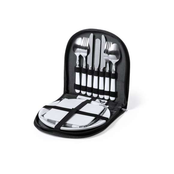Original set de picnic de 2 servicios. Presentado en resistente funda 600D RPET, con cierre de cremallera, asa de transporte y etiqueta exterior con distintivo RPET. Interior reforzado, con compartimentos para los diferentes accesorios. Contenido: 2 cucharas, 2 cuchillos y 2 tenedores en acero inox con mango en PP blanco2 platos en PP blanco de 23 cm de diámetro.2 servilletas en tela de 29 x 29 cm. Con diseño retro en patrón a cuadros y en combinación tonos negros, grises y blancos.Tabla de corte y presentación de 15 x 15 cm, en PP blanco.El material RPET de la funda se elabora a partir de plástico reciclado, para así fomentar la reutilización de residuos plásticos y ayudar a la sostenibilidad del planeta.