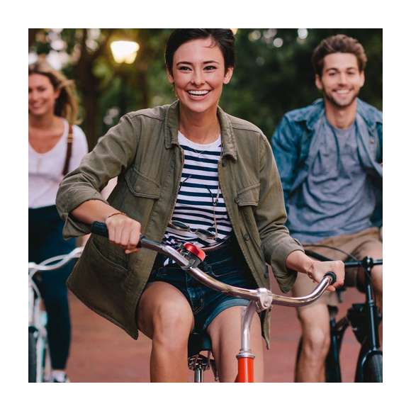 Timbre para bicicleta fabricado en resistente aluminio de acabado brillo. Con ajuste de seguridad para manillar y disponible en variada gama de colores.