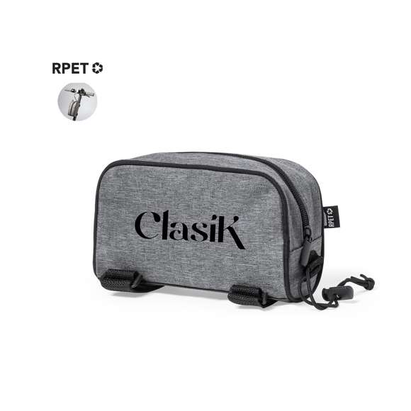 Bolsa para barra de patinete fabricada en resistente 600D RPET. De acabado gris jaspeado.con ribetes de refuerzo y compartimento principal con cierre de cremallera. Incluye doble cinta de ajuste en barra con cierre de velcro y cordón elástico con ajustador. Con distintivo RPET en etiqueta exterior.El material RPET se elabora a partir de plástico reciclado, para así fomentar la reutilización de residuos plásticos y ayudar a la sostenibilidad del planeta.