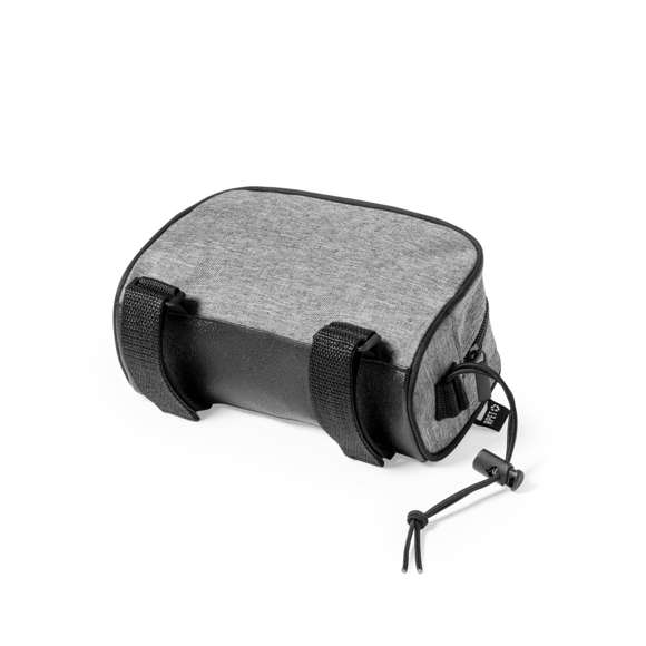 Bolsa para barra de patinete fabricada en resistente 600D RPET. De acabado gris jaspeado.con ribetes de refuerzo y compartimento principal con cierre de cremallera. Incluye doble cinta de ajuste en barra con cierre de velcro y cordón elástico con ajustador. Con distintivo RPET en etiqueta exterior.El material RPET se elabora a partir de plástico reciclado, para así fomentar la reutilización de residuos plásticos y ayudar a la sostenibilidad del planeta.