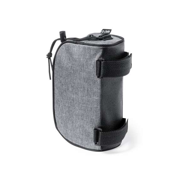 Bolsa para barra de patinete fabricada en resistente 600D RPET. De acabado gris jaspeado.con ribetes de refuerzo y compartimento principal con cierre de cremallera. Incluye doble cinta de ajuste en barra con cierre de velcro y cordón elástico con ajustador. Con distintivo RPET en etiqueta exterior.El material RPET se elabora a partir de plástico reciclado, para así fomentar la reutilización de residuos plásticos y ayudar a la sostenibilidad del planeta.