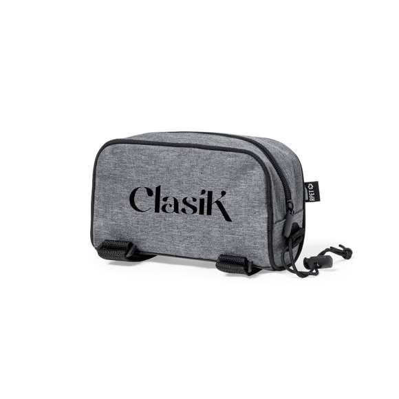 Bolsa para barra de patinete fabricada en resistente 600D RPET. De acabado gris jaspeado.con ribetes de refuerzo y compartimento principal con cierre de cremallera. Incluye doble cinta de ajuste en barra con cierre de velcro y cordón elástico con ajustador. Con distintivo RPET en etiqueta exterior.El material RPET se elabora a partir de plástico reciclado, para así fomentar la reutilización de residuos plásticos y ayudar a la sostenibilidad del planeta.