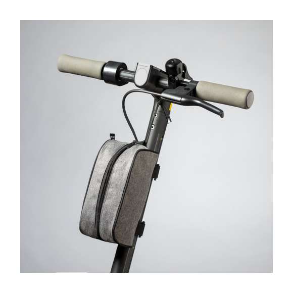 Bolsa para barra de patinete fabricada en resistente 600D RPET. De acabado gris jaspeado.con ribetes de refuerzo y compartimento principal con cierre de cremallera. Incluye doble cinta de ajuste en barra con cierre de velcro y cordón elástico con ajustador. Con distintivo RPET en etiqueta exterior.El material RPET se elabora a partir de plástico reciclado, para así fomentar la reutilización de residuos plásticos y ayudar a la sostenibilidad del planeta.