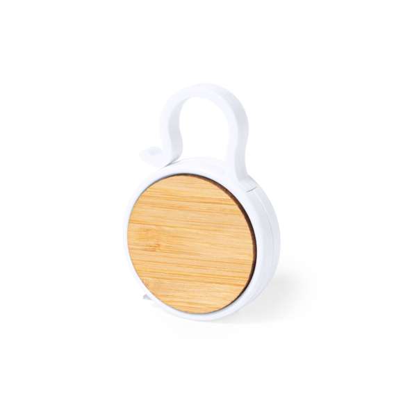 Flexómetro 1 m en resistente ABS blanco, con detalle en bambú en el cuerpo y anilla de transporte. Con amplia superficie de marcaje y hoja con medidas en centímetros y pulgadas.